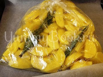 Картофель с розмарином и чесноком запеченный в рукаве - шаг 4