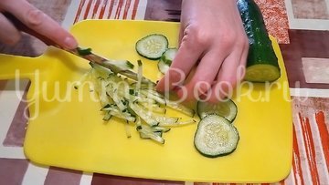 Салат с мясом и яичными блинчиками - шаг 3