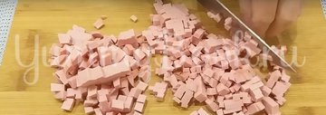 Горячие бутерброды с сыром и колбасой в духовке - шаг 1