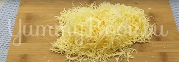 Горячие бутерброды с сыром и колбасой в духовке - шаг 2