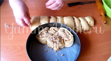 Пирог из «розочек» с начинкой - шаг 5