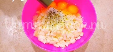 Оладьи из лука на сковороде - шаг 2