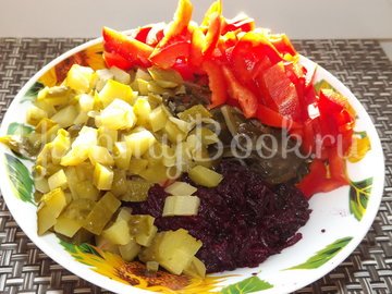 Салат со свеклой и морской капустой - шаг 3