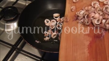 Салат с кальмарами и грецкими орехами - шаг 2