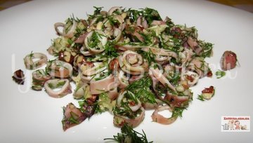 Салат с кальмарами и грецкими орехами - шаг 5