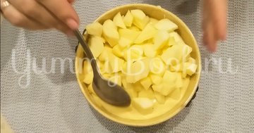 Двухслойный пирог с яблоками и ягодами - шаг 7