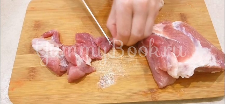 Томленое мясо с макаронами на сковороде - шаг 1