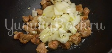 Томленое мясо с макаронами на сковороде - шаг 5