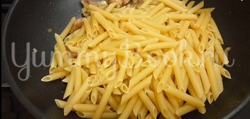 Томленое мясо с макаронами на сковороде - шаг 6