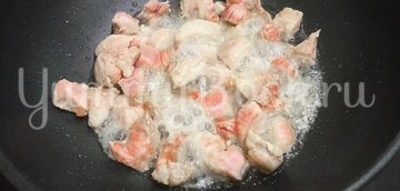 Томленое мясо с макаронами на сковороде - шаг 3