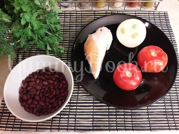 Салат из фасоли, копчёной курицы и помидора - шаг 1
