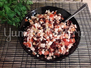 Салат из фасоли, копчёной курицы и помидора - шаг 3