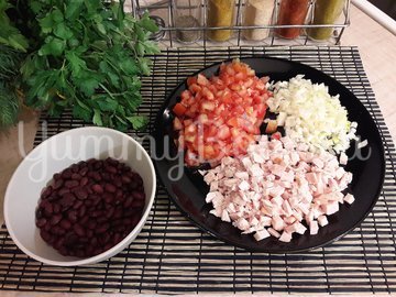 Салат из фасоли, копчёной курицы и помидора - шаг 2