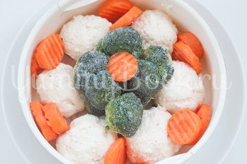 Куриные фрикадельки с творогом на пару в мультиварке - шаг 4