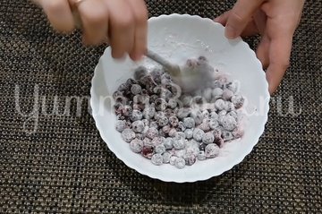 Манник с творогом и черной смородиной - шаг 3