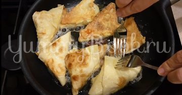 Треугольники из лаваша с плавленым сырком - шаг 6
