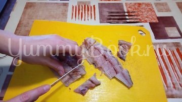 Как засолить скумбрию или селедку дома - шаг 1