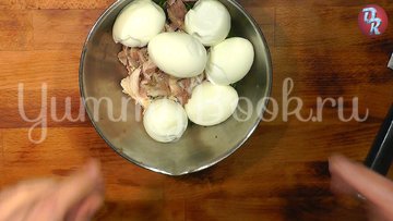 Яичный салат с черемшой и копчёной рыбой - шаг 5