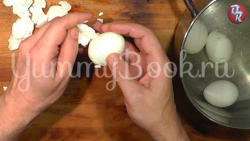 Яичный салат с черемшой и копчёной рыбой - шаг 4