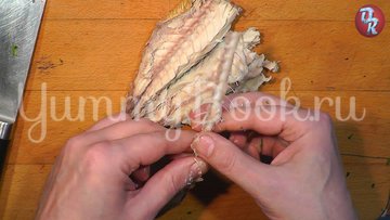 Яичный салат с черемшой и копчёной рыбой - шаг 3