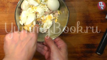 Яичный салат с черемшой и копчёной рыбой - шаг 6
