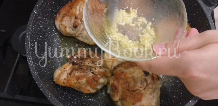 Жареные окорочка на сковороде с чесноком  - шаг 3