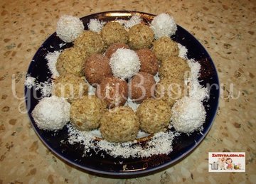 Творожные конфеты с печеньем и грецкими орехами - шаг 6