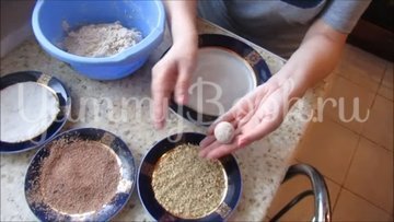 Творожные конфеты с печеньем и грецкими орехами - шаг 5