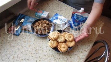 Творожные конфеты с печеньем и грецкими орехами - шаг 1