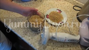 Творожные конфеты с печеньем и грецкими орехами - шаг 2