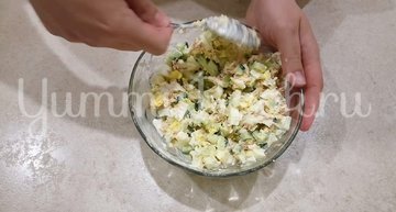 Простой салат с тунцом - шаг 4