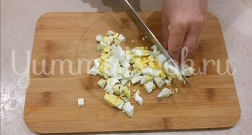 Простой салат с тунцом - шаг 2