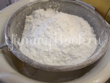 Кулич сдобный с глазурью на сгущенном молоке - шаг 9