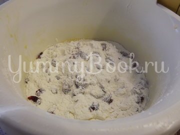 Кулич сдобный с глазурью на сгущенном молоке - шаг 10