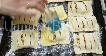 Слойки с яблоками из готового слоеного теста - шаг 4