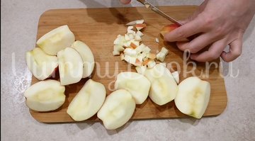Слойки с яблоками из готового слоеного теста - шаг 1