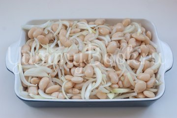 Белая фасоль с луком, запеченные в пиве - шаг 4
