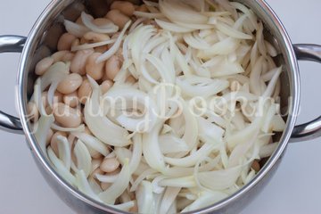 Белая фасоль с луком, запеченные в пиве - шаг 3
