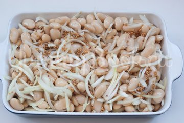 Белая фасоль с луком, запеченные в пиве - шаг 7