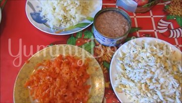 Слоеный салат с консервированным тунцом - шаг 2