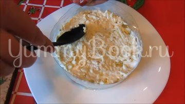 Слоеный салат с консервированным тунцом - шаг 5