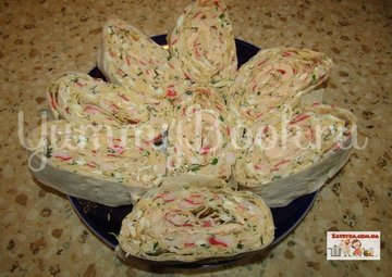 Рулет из лаваша с крабовыми палочками и сыром - шаг 6