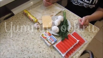 Рулет из лаваша с крабовыми палочками и сыром - шаг 1