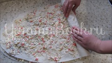 Рулет из лаваша с крабовыми палочками и сыром - шаг 5