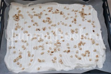 Меренговый рулет с арахисом - шаг 6