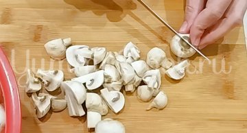 Шампиньоны жареные на сковороде со сметаной - шаг 1