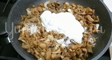 Шампиньоны жареные на сковороде со сметаной - шаг 5