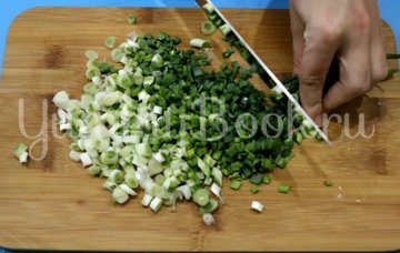 Пирожки с зеленым луком и яйцом - шаг 5