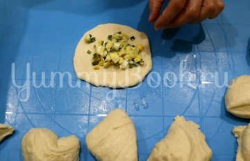 Пирожки с зеленым луком и яйцом - шаг 7