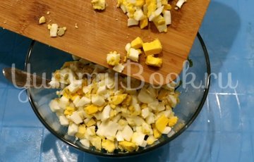 Пирожки с зеленым луком и яйцом - шаг 6